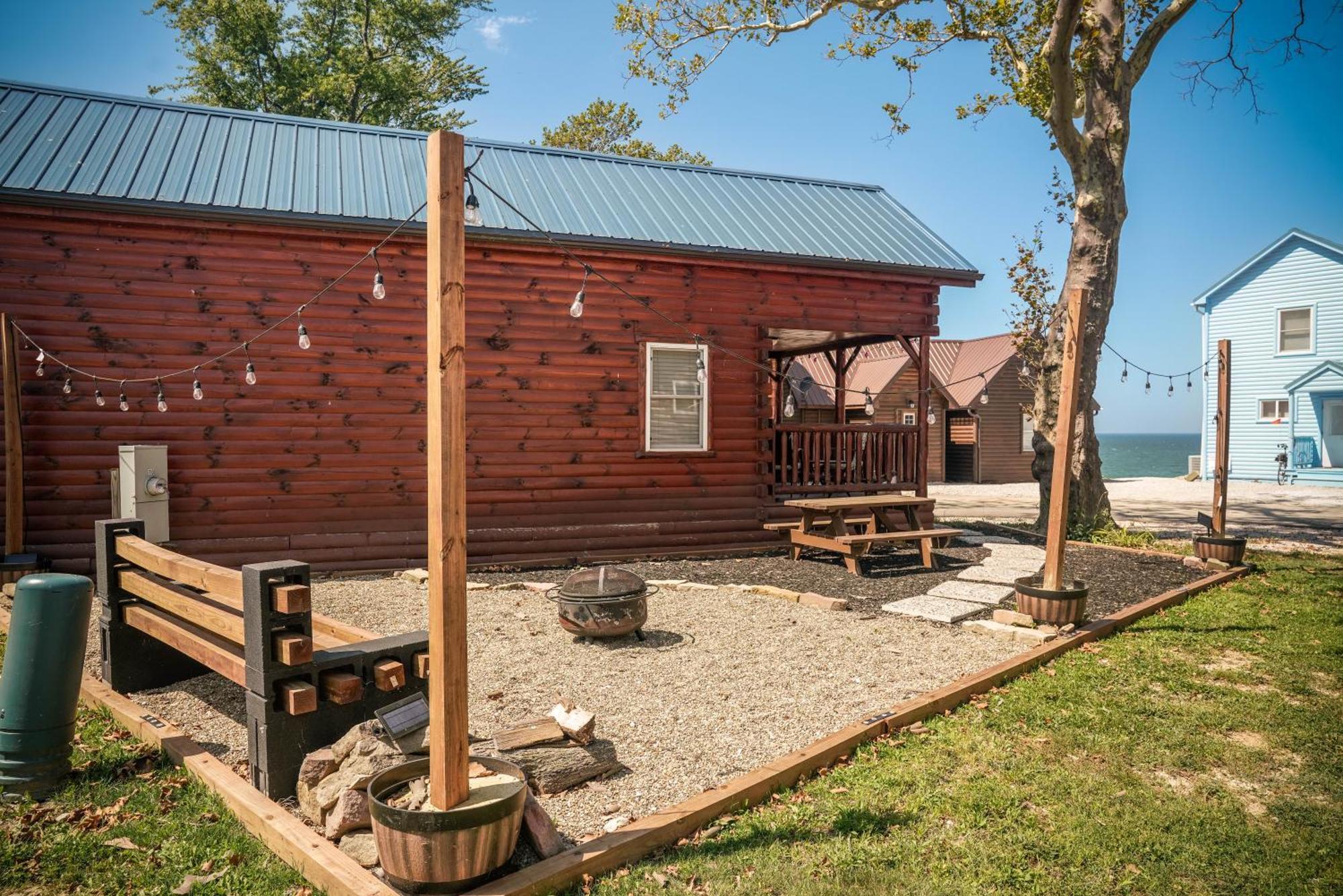 Charming Lakeview Cabin Near Geneva-On-The-Lake! アシュタビューラ エクステリア 写真