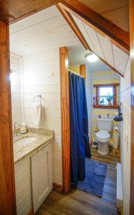 Charming Lakeview Cabin Near Geneva-On-The-Lake! アシュタビューラ エクステリア 写真