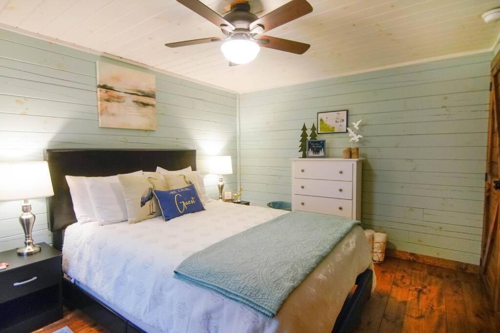 Charming Lakeview Cabin Near Geneva-On-The-Lake! アシュタビューラ エクステリア 写真