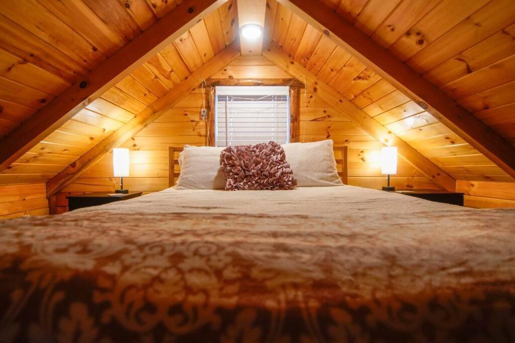 Charming Lakeview Cabin Near Geneva-On-The-Lake! アシュタビューラ エクステリア 写真