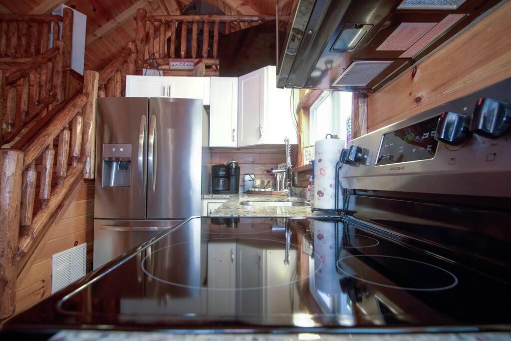 Charming Lakeview Cabin Near Geneva-On-The-Lake! アシュタビューラ エクステリア 写真