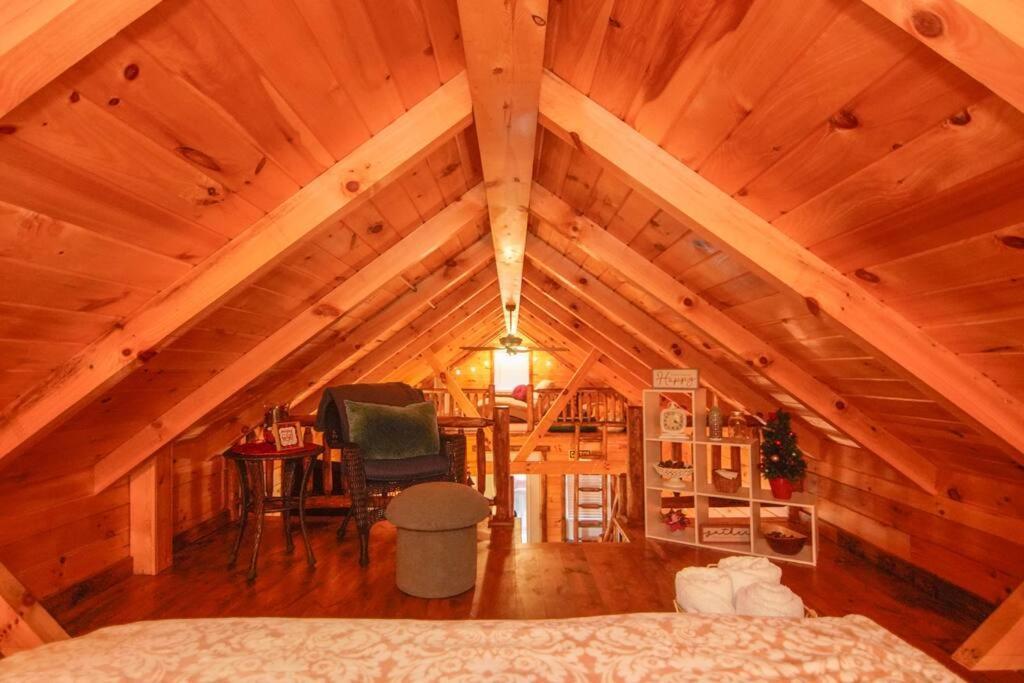 Charming Lakeview Cabin Near Geneva-On-The-Lake! アシュタビューラ エクステリア 写真