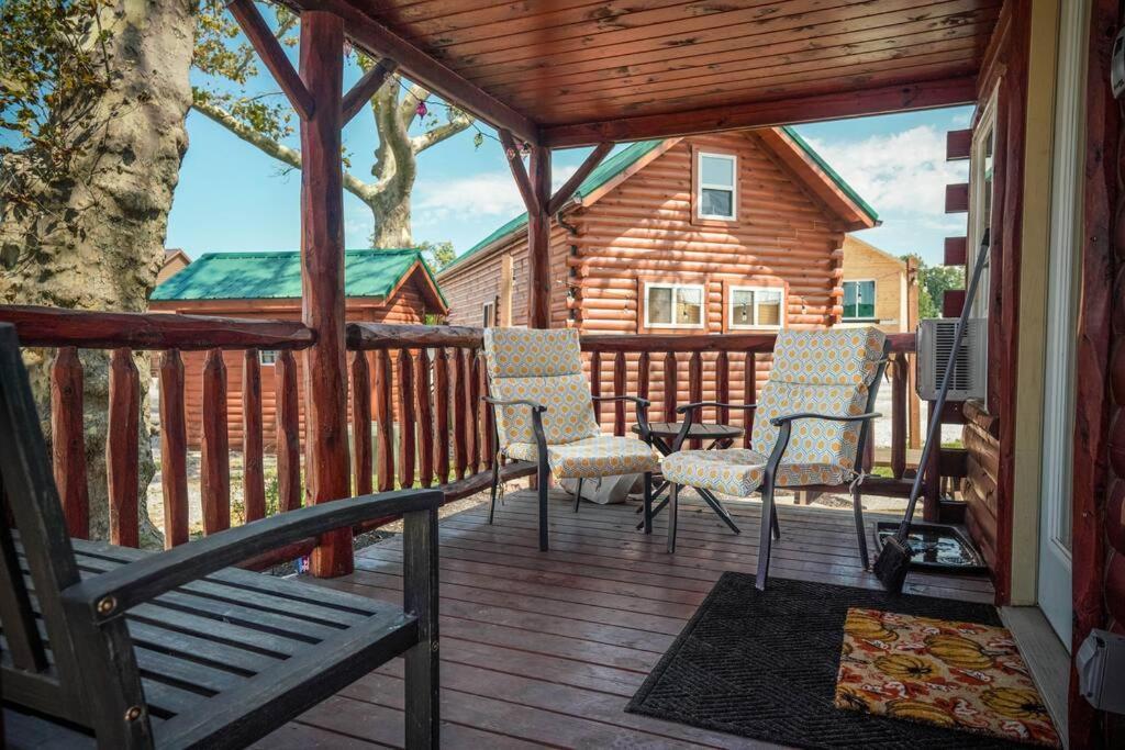 Charming Lakeview Cabin Near Geneva-On-The-Lake! アシュタビューラ エクステリア 写真