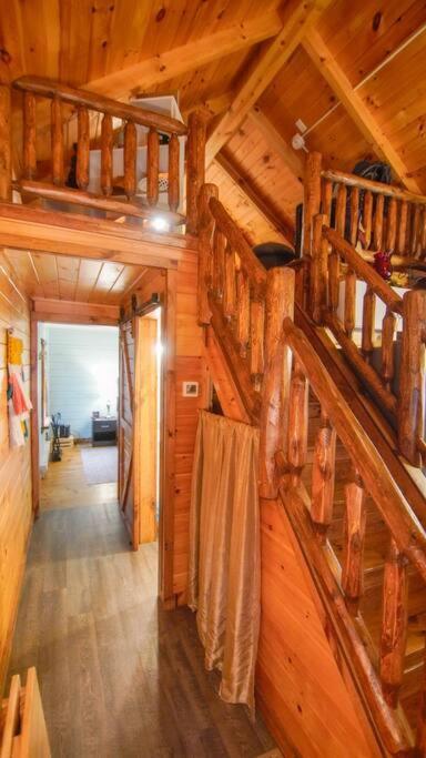 Charming Lakeview Cabin Near Geneva-On-The-Lake! アシュタビューラ エクステリア 写真