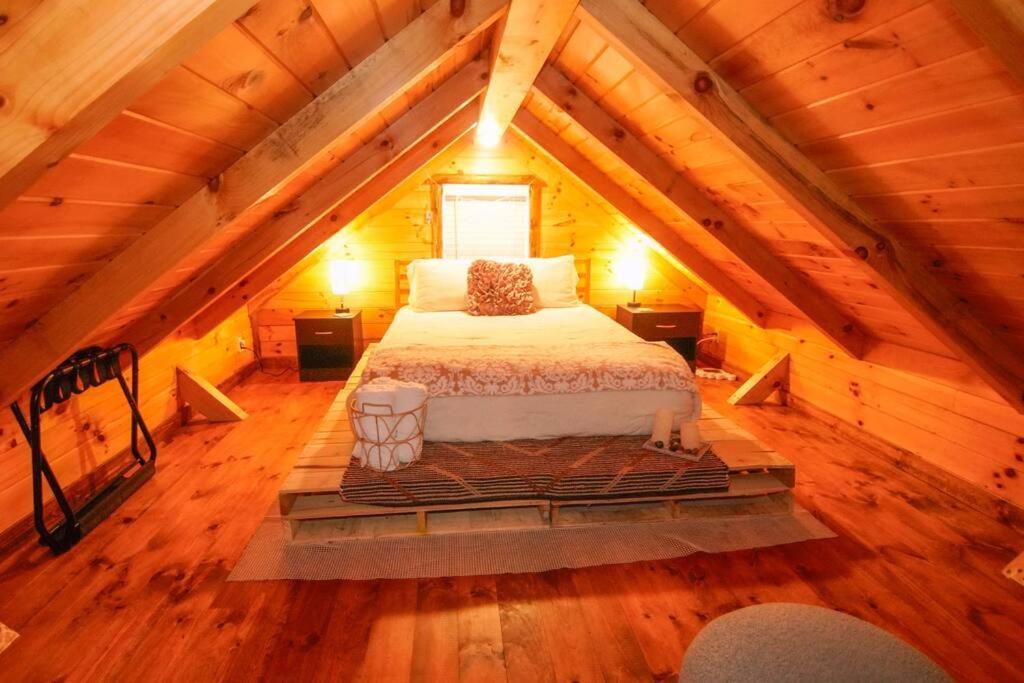 Charming Lakeview Cabin Near Geneva-On-The-Lake! アシュタビューラ エクステリア 写真