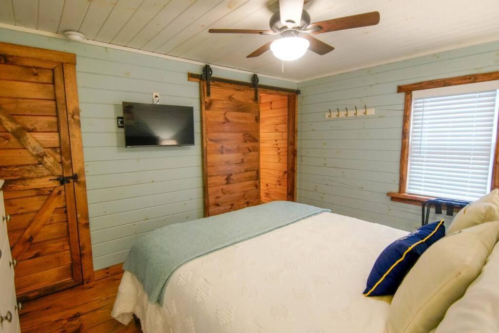 Charming Lakeview Cabin Near Geneva-On-The-Lake! アシュタビューラ エクステリア 写真