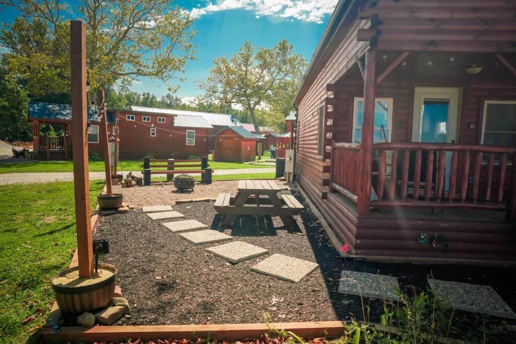 Charming Lakeview Cabin Near Geneva-On-The-Lake! アシュタビューラ エクステリア 写真