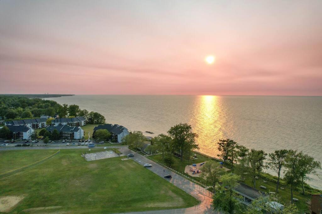 Charming Lakeview Cabin Near Geneva-On-The-Lake! アシュタビューラ エクステリア 写真