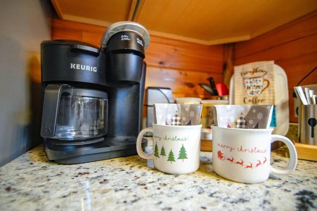 Charming Lakeview Cabin Near Geneva-On-The-Lake! アシュタビューラ エクステリア 写真