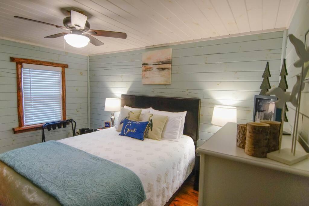 Charming Lakeview Cabin Near Geneva-On-The-Lake! アシュタビューラ エクステリア 写真