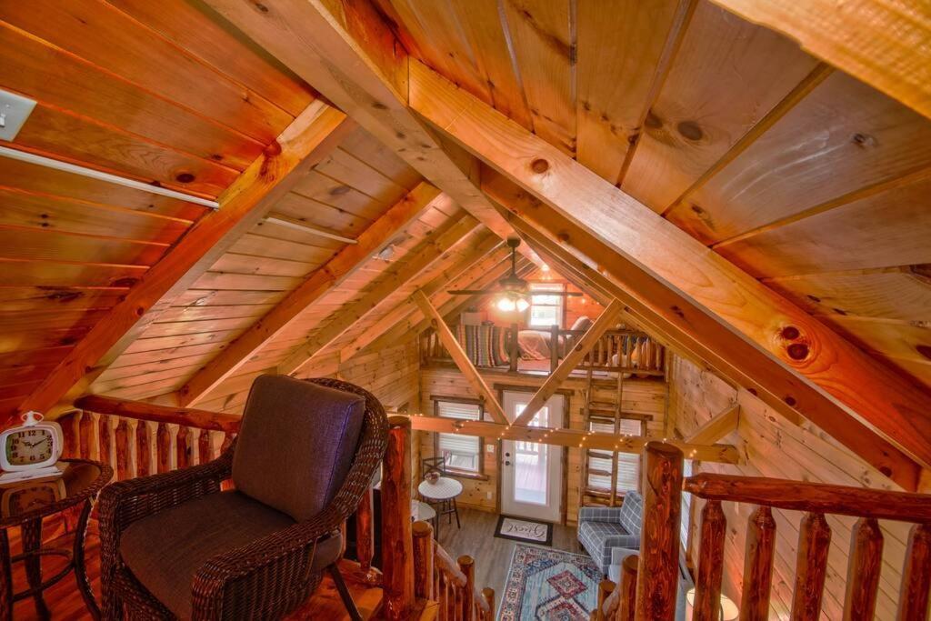 Charming Lakeview Cabin Near Geneva-On-The-Lake! アシュタビューラ エクステリア 写真