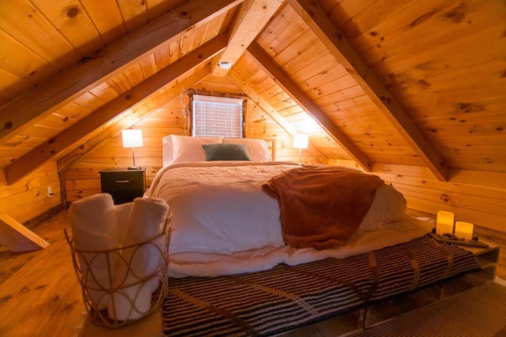Charming Lakeview Cabin Near Geneva-On-The-Lake! アシュタビューラ エクステリア 写真