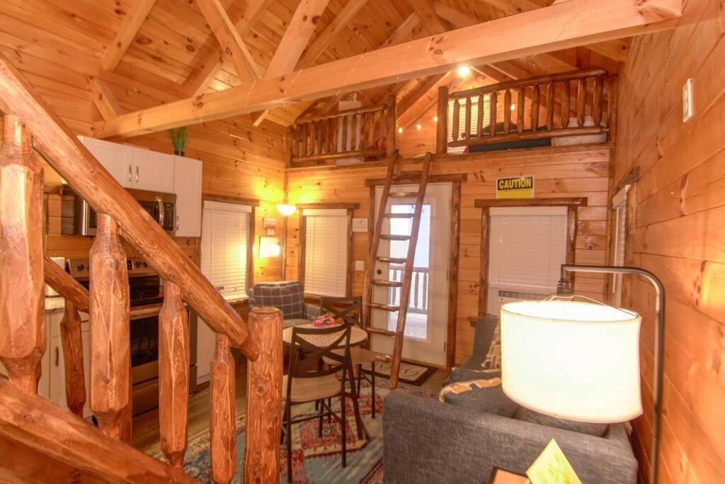 Charming Lakeview Cabin Near Geneva-On-The-Lake! アシュタビューラ エクステリア 写真