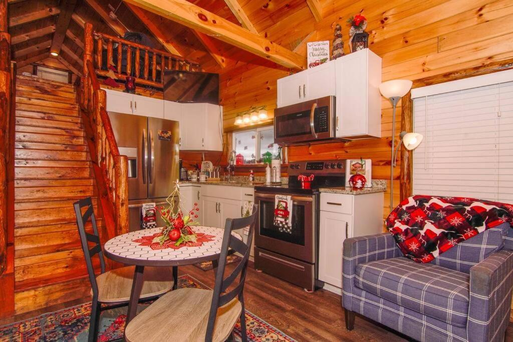 Charming Lakeview Cabin Near Geneva-On-The-Lake! アシュタビューラ エクステリア 写真