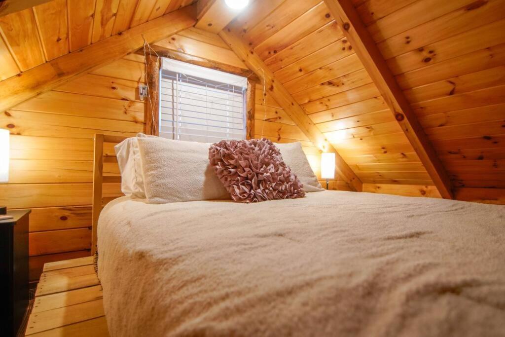 Charming Lakeview Cabin Near Geneva-On-The-Lake! アシュタビューラ エクステリア 写真