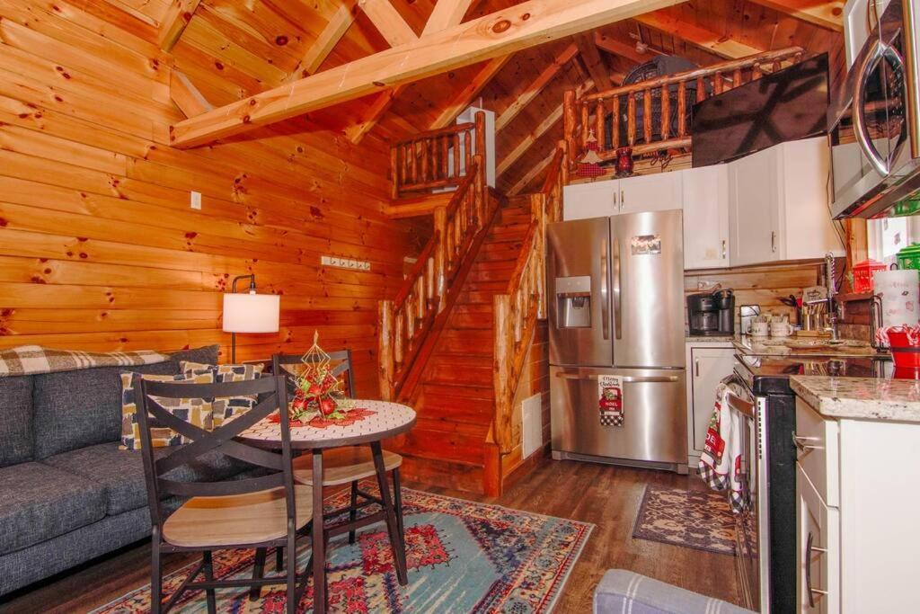 Charming Lakeview Cabin Near Geneva-On-The-Lake! アシュタビューラ エクステリア 写真
